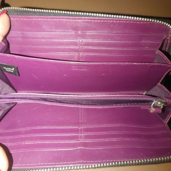 Coach Black Leather Zip Around Wallet Vintage Purple Interior Buckle Details - Picture 6 of 11